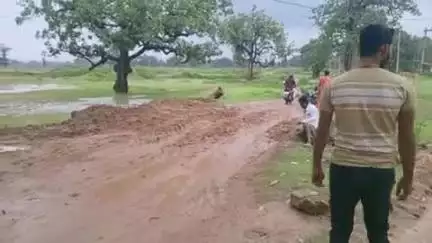 रायडीह: सुरसांग बाजार के समीप रोड में कीचड़ से जनता को आवागमन में परेशानी#सामाजिक