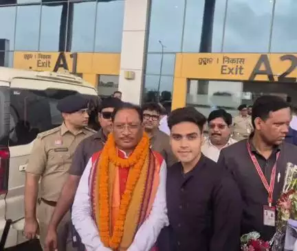 फरसाबहार: मुख्यमंत्री विष्णुदेव साय का झारसुगुड़ा एयरपोर्ट पर भव्य स्वागत, फरसाबाहर के भाजपा कार्यकर्ता रहे मौजूद