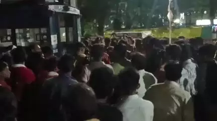 नरसिंहपुर: संध्या चौधरी के हत्यारे को फाँसी और घर पर बुलडोजर चलाने की मांग को लेकर जिला अस्पताल के बाहर देर रात तक हंगामा