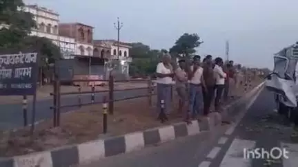 कुचायकोट: थाना क्षेत्र के कोन्हवा मोड़ के पास आम से लदी मैजिक पिकअप ट्रक से टकराई, चालक घायल