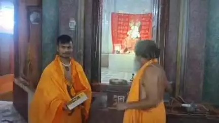 सोहावल: भारत कुंड मंदिर में मुस्लिम युवक ने जाकर अपनाया सनातन धर्म, फिरोज खान बने कृष्णा यादव