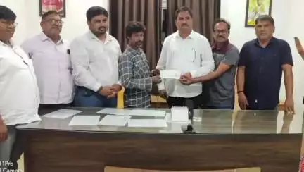 વાલિયા: વાલિયા તાલુકાના સાબરીયા ગામે આકાશી વીજળી ત્રાટકતા ખેડૂતના 2 બળદના મોત થતા તેઓને 64 હજારની સહાય ચૂકવાઈ