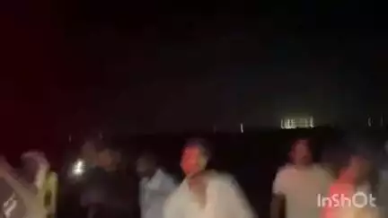 बंजरिया: सिसवनिया सरेह में शुक्रवार रात नाबालिग के साथ बलात्कार करने वाले आरोपी की ग्रामीणों ने की पिटाई, पुलिस को सौंपा