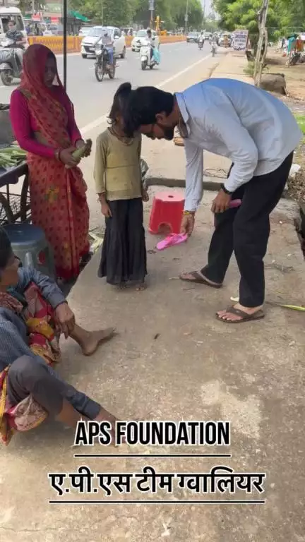 अब जरूरतमंद लोगों को चप्पल बांटने का काम शुरू हो गया है ..

Respect Girls help poor help animals 

#apsgurjar #help #viral #gwalior