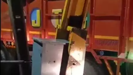 हमीरपुर: सुमेरपुर कस्बे में लंबाई के कारण रेलवे गेट में ट्रक फंसने से रुकीं कानपुर पैसेंजर व चित्रकूट एक्सप्रेस
