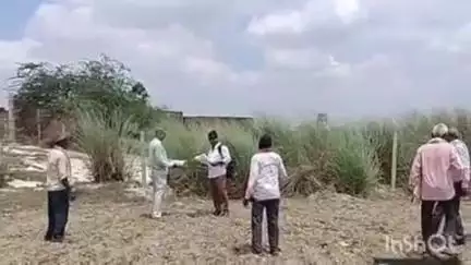 प्यारेपुर में गांव पहुंचे चकबंदी लेखपाल को नाप करते समय ग्रामीणों ने रोका, किया हल्ला बोल
