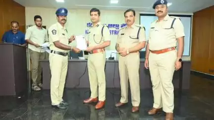 పత్తికొండ: పత్తికొండ పట్టణంలో జరిగిన చోరీ కేసులో పూర్తి రికవరీ పై జిల్లా ఎస్పీ విక్రాంత్ పాటిల్ సీఐ కానిస్టేబుల్ లకు ప్రశంస పత్రం