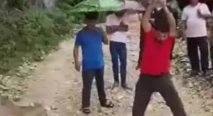 पोखरी: पोखरी रौता मोटर मार्ग पाटा के समीप अवरुद्ध, लोग सड़क खोलने में जुटे हुए हैं