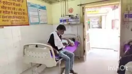 डीएम कार्यालय के पास धरने पर बैठे भाजपा नेता संतोष पांडे की हालत बिगड़ी, उन्हें जिला अस्पताल में भर्ती कराया गया