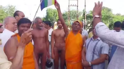 खंडवा नगर: चातुर्मास के लिए मुनि श्री का खंडवा में प्रवेश, नगर आगमन पर समाजजनों ने किया भव्य स्वागत