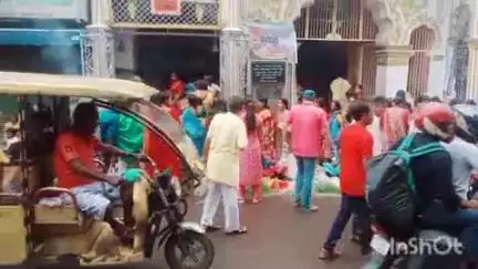 পুরুলিয়া ২: আজ শনিবার বিপত্তারিণীর পুজো পুরুলিয়া শহরের চকবাজার দুর্গা মন্দির ও কালী মন্দিরে পুজো দিতে সকাল থেকে মহিলাদের ভিড়