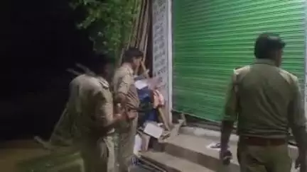 खानपुर के मनिया टिकरी मोड स्थित एक रेडीमेड दुकान से चोरी का प्रयास करते चोर पुलिस को देखकर हुए फरार, जांच शुरू