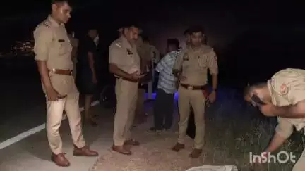 हापुड़: मेरठ बुलंदशहर हाईवे पर गांव टियाला के पास अज्ञात वाहन की टक्कर से अज्ञात वृद्ध महिला की मौत