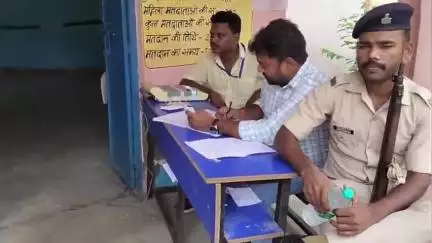 बांका: कड़ी सुरक्षा के बीच नगर परिषद उपचुनाव के लिए 51 मतदान केंद्रों पर वोटिंग शुरू