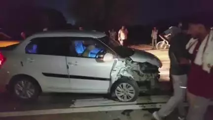 चिड़ावा: पिलानी में एनएच 709 पर दो कारों के बीच भीषण टक्कर, 3-4 पलटी खाकर खाई में गिरी एक कार में लगी आग
