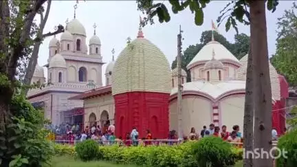 বর্ধমান ১: শনিবার সকাল থেকেই শহর বর্ধমানের অধিষ্ঠাত্রীদেবী মা সর্বমঙ্গলা মন্দিরে বিপত্তারিনী পুজো দিতে উপস্থিত ভক্তগন