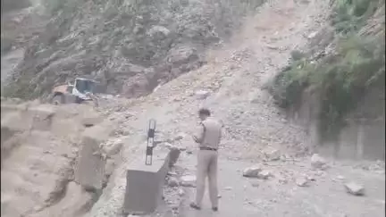 पौड़ी: ऋषिकेश-बद्रीनाथ राष्ट्रीय राजमार्ग पर सिरोबगड़ में भूस्खलन से मार्ग अवरुद्ध, श्रद्धालुओं से सावधानी बरतने की अपील की गई