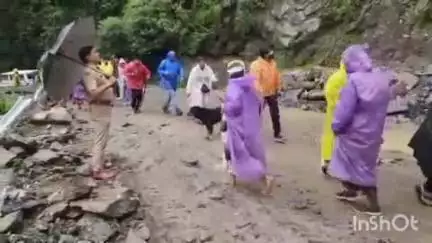 रुद्रप्रयाग: मुनकटिया भूस्खलन क्षेत्र में पुलिस सुरक्षा के बीच केदारनाथ धाम भेजे जा रहे यात्री
