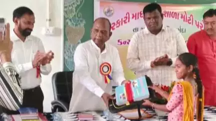 સાગબારા: સાગબારા તાલુકાની ભોગવડ પ્રાથમિક શાળા અને સરકારી માધ્યમિક શાળા મોટી પરોઢી ખાતે સાંસદ ના હસ્તે પ્રવેશોત્સવ કાર્યક્રમ યોજાઈ