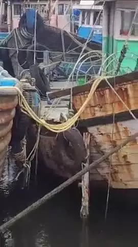 रत्नागिरी: मिरकरवाडा बंदरात उधाणाच्या भरतीसह अजस्त्र लाटा, मच्छीमार नौकांचे झाले नुकसान