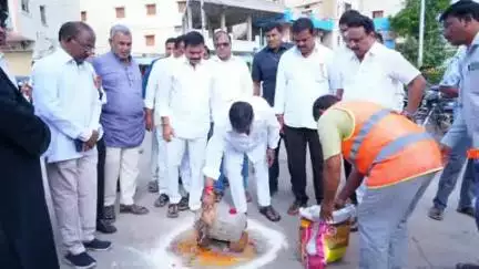 పటాన్​​చెరు: అంబేద్కర్ విగ్రహం నుండి మున్నూరు కాపు సంఘం వరకు కోటి 40 లక్షలతో  సిసి రోడ్డు పనులకు శంకుస్థాపన : ఎమ్మెల్యే గూడెం