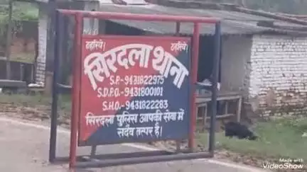 क्षेत्र के खरोंध रेलवे फाटक  तुरिया टोला  के समीप से पुलिस ने 320 लीटर महुआ शराब किया बरामद कारोबारी फरार।