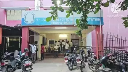 வாணியம்பாடி: மலங்கு சாலையில் பட்டப்பகலில் இருசக்கர வாகனத்தில் இருந்த ரூ 5 லட்சம் பணத்தை கொள்ளை அடித்து சென்ற மர்மநபர்கள்