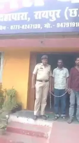 मेकाहारा अस्पताल के स्टाफ प्रदीप सेन्द्रे नामक सिक्युरिटी गार्ड चोरी किया जिस पर थाना प्रभारी मौदहापारा मामला दर्ज भेजा