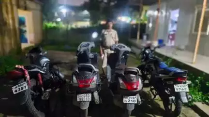 कांके: सदर थाना क्षेत्र से चोरी की बाइक और स्कूटी के साथ दो आरोपी गिरफ्तार