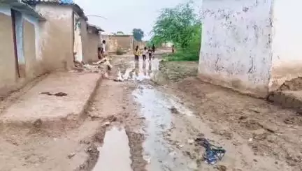 Indergarh Jila datiya Madhya Pradesh 
.
Barish Ke Karan Raste per Chalna Hua Mushkil  pura badh Pareshan madad ki pukar