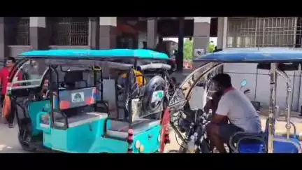 बैरिया: सुरेमनपुर रेलवे स्टेशन के प्रवेशद्वार से मुख्यगेट तक ईरिक्शा जाम से यात्री परेशान, RPF व CRP लापरवाह
