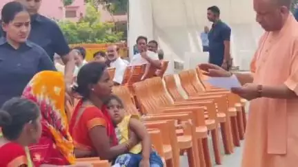 गोरखपुर: सीएम ने गोरखनाथ मंदिर में फरियादियों की समस्याएं सुनीं, त्वरित निस्तारण के लिए संबंधित अधिकारियों को दिए निर्देश