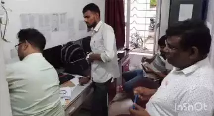 रॉबर्ट्सगंज: आकाशीय बिजली से रॉबर्ट्सगंज पोस्ट ऑफिस के इलेक्ट्रिक उपकरण जले, 3 घंटे कामकाज रहा ठप