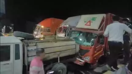 दतिया: डगरई टोल प्लाजा पर डीजल से भरे टैंकर ने आधा दर्जन गाड़ियों को मारी टक्कर, हुआ डीजल रिसाव
