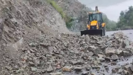 टिहरी: भारी बारिश के कारण नरेंद्रनगर-रानीपोखरी सड़क मार्ग पर जगह-जगह भारी बोल्डर और मलवा आने से मार्ग हुआ बंद