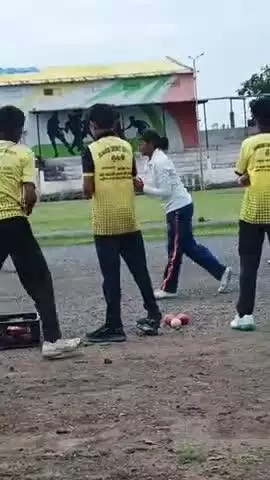 ऑल राउंडर क्रिकेट खिलाड़ी देवकी यादव पूरे बारह महीने अभ्यास में जुटी रहती है। बालिकाओं, दिव्यांग खिलाड़ियों को निशुल्क