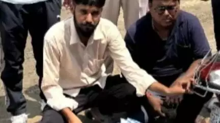 सिरसा: पुलिस ने वाल्मीकि चौक से स्कूटी सवार दो युवकों को 31 बोतल अवैध शराब के साथ किया गिरफ्तार