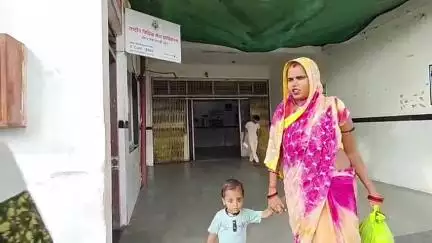 राजनगर: चंदनगर प्राथमिक स्वास्थ्य केंद्र: सफाई कर्मी कर रहा मरीजों का इलाज, जान से खिलवाड़!