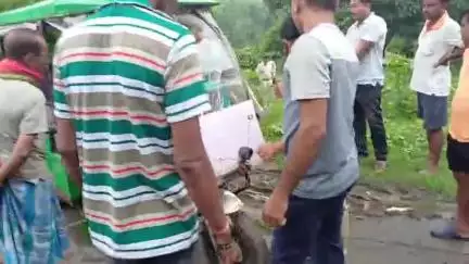 কৃষ্ণনগর ১: তেঁতুলতলা ভারত মাতা মোড় এলাকায় জঙ্গলের ভিতর থেকে উদ্ধার চুরি যাওয়া টোটো