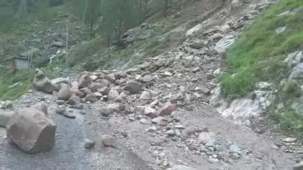घाट: देर रात हुई भारी बारिश के कारण नंदानगर मोटर मार्ग विभिन्न स्थानों पर मलबा आने से बाधित, सैकड़ों गांवों का टूटा संपर्क