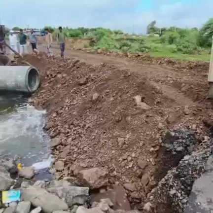 રાજકોટ: ભારે વરસાદને કારણે મવડી ગામથી પાળ ગામ તરફ જવાના રસ્તે આવેલ ડાઈવર્ઝનનું ધોવાણ, યુદ્ધના ધોરણે રીપેરીંગ કામગીરી શરૂ