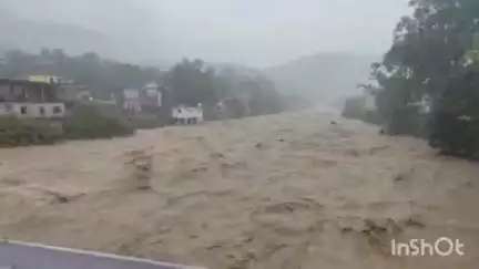 बागेश्वर: जिले में लगातार 12 घंटे बारिश से सरयू उफनाई, जल संस्थान के पंप हाउस में घुसा मलबा