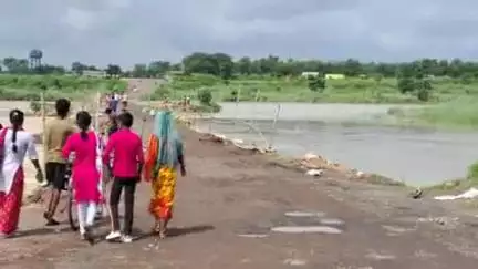 ইলামবাজার: জয়দেব কেন্দুলির ফেরিঘাট অতিবৃষ্টি জেরে ভেঙে যাওয়ার পর পুনঃরায় মেরামতের কাজ শেষ হয় এবং যাতায়াত শুরু হয়