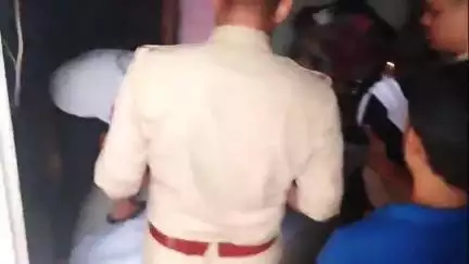 जसवंतनगर: नगर क्षेत्र में स्थित नारायण कालोनी निवासी एक युवक ने फांसी लगाकर दी जान, पुलिस ने शव का कराया पोस्टमार्टम