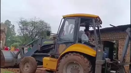 अंबिकापुर: अंबिकापुर में अवैध कब्जे पर चला बुलडोजर, दो मकान किए गए जमींदोज