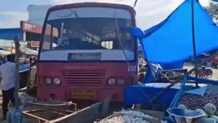 திட்டக்குடி: திட்டக்குடி பேருந்து நிலையத்தில் ஓட்டுனரின் கட்டுப்பாட்டை இழந்த அரசு பேருந்து காய்கறி கடைகளில் உள்ளே புகுந்ததால் பொது
மக்கள் அலறி அடித்து ஓட்டம்