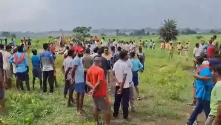 জামুরিয়া: জামুরিয়ার নর্থ সিয়ারসোল আমবাগান এলাকায় নতুন ভাবে অবৈধ খনি ঝালাই করতে গিয়ে গ্যাসে আক্রান্ত হয়ে মৃত্যু হল দুই ব্যাক্তির