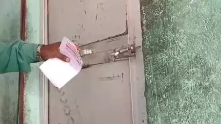 রামপুরহাট ১: একবার নয় এক সপ্তাহের মধ্যে দু-দুবার চুরি। তাও আবার শহরের মধ্যে। যার জেরে চাঞ্চল্য ছড়িয়েছে রামপুরহাট শহর এলাকায়
