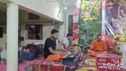 बलरामपुर: घुसाह समय माता मंदिर पर दूसरे दिन कथा में देर रात तक श्रद्धालुओं की रही भीड़