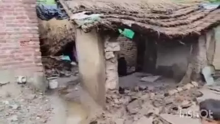 बेहट: शाहजहांपुर में भारी बारिश से कच्चे घरों की दीवारें गिरीं, मवेशियों की दबकर हुई मौत